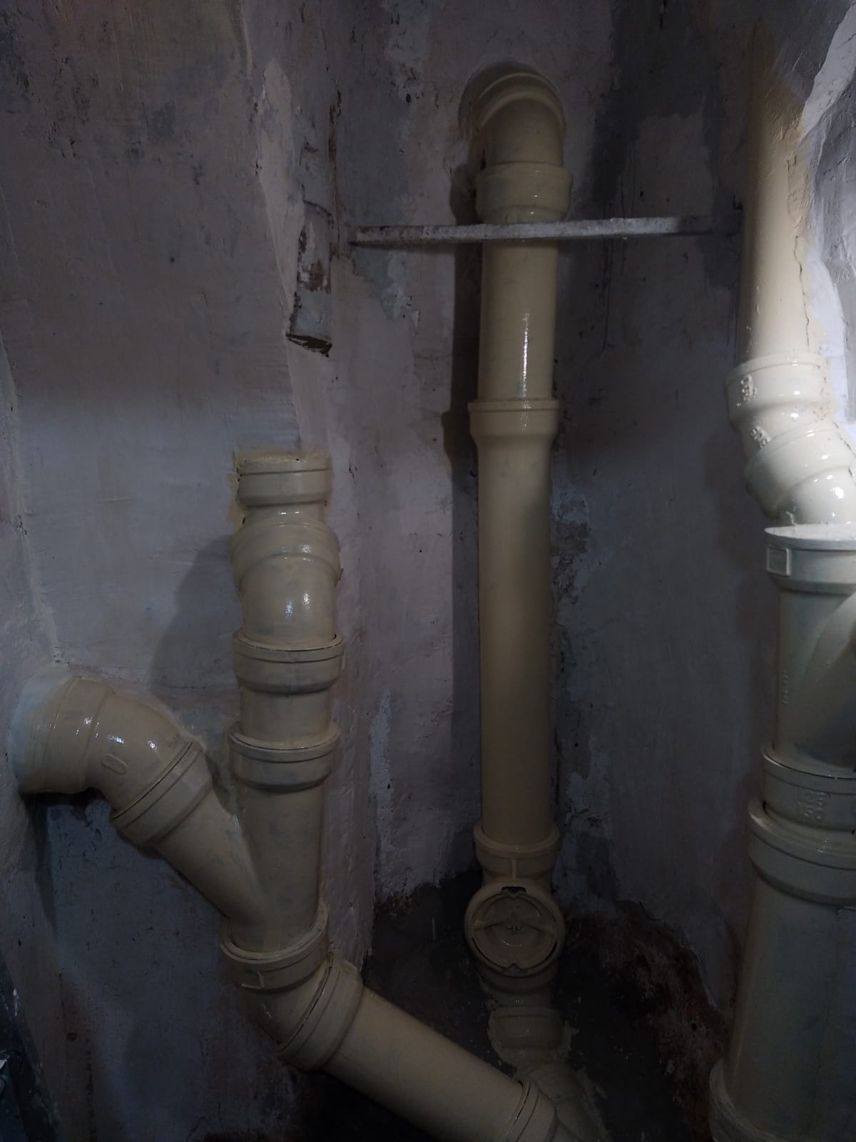 Colonne fonte SME DN100 en cours de remplacement Paris 17e